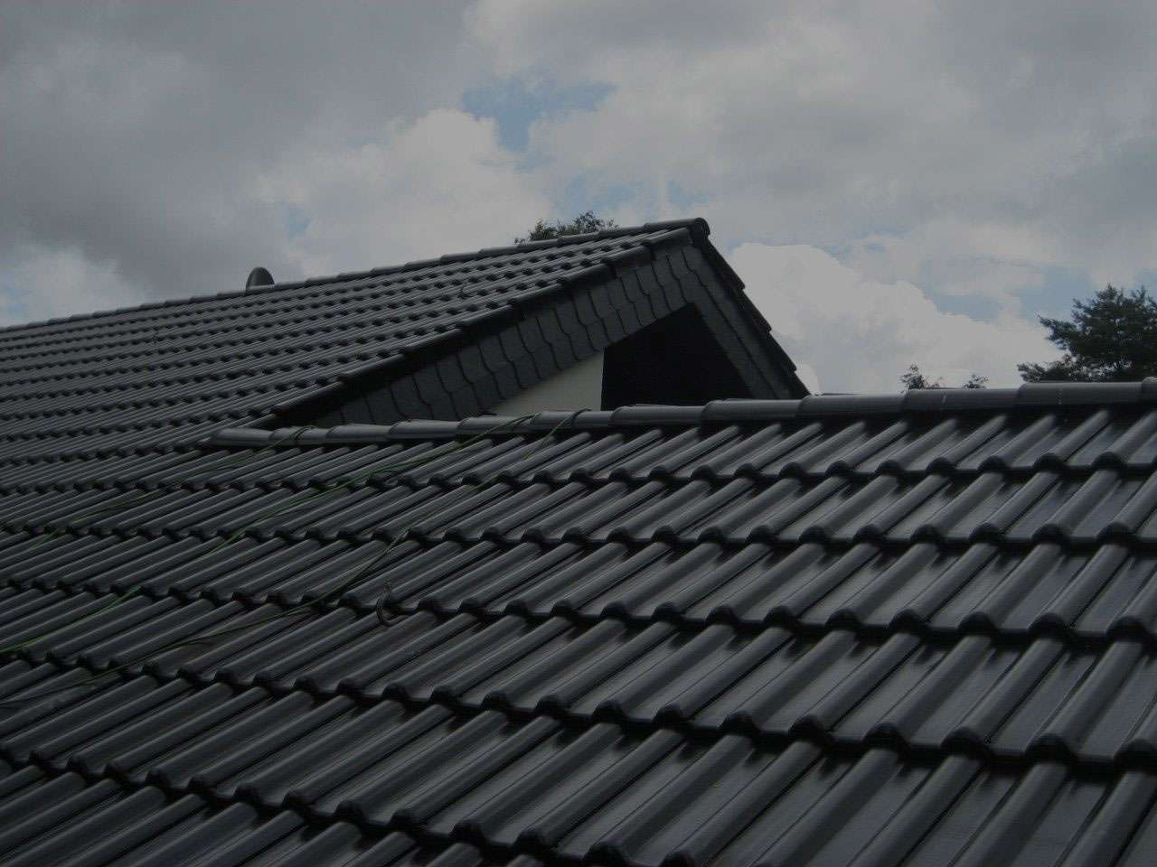 Steildach mit Tondachziegeln, Beispielfoto Dachdeckerarbeiten Bellen GmbH