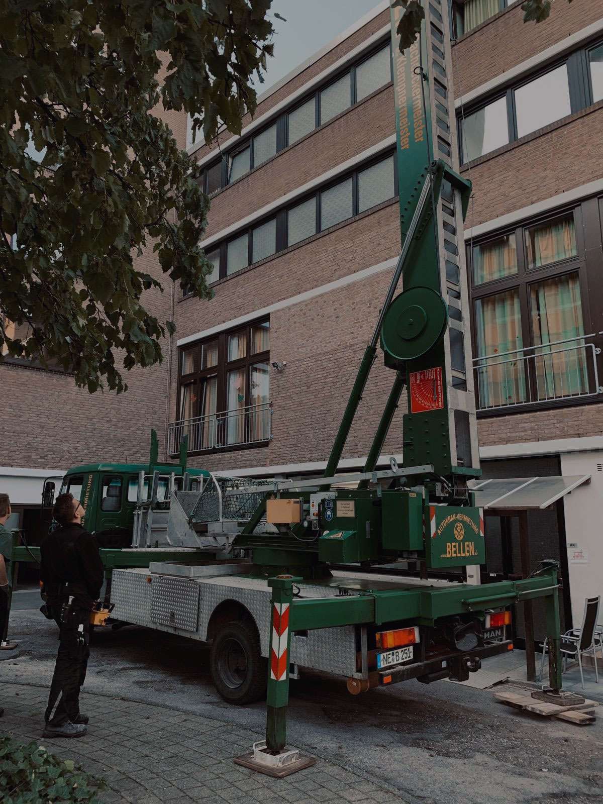 Autokran der Bellen GmbH im Einsatz auf einer Baustelle